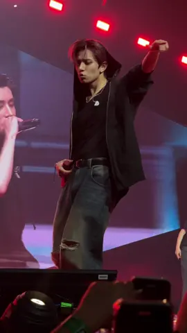 Jake and Heeseung during Bite Me encore ❤️‍🔥 #enhypen #en_worldtour_fate #fateinnewark #enhypen_jake #enhypen_heeseung ##engene