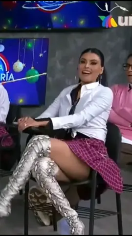 Kristal Silva #kristalsilva #bellezaverdadera #viralestiktok #bellezalatina #mujertanbella #chuladademujer #mujerhermosa #tiktokoficial #parativiral #bellezanatural 