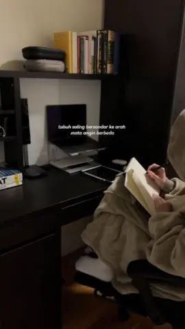 Pamit- Tulus #pamit #pamittulus #lirikmusik #liriklagu #fypシ 