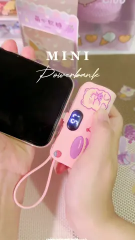 Mini capsule powerbank paling function lah. Senang nak guna, tak berat, tak bulky, tak da cable panjang panjang, siap boleh buat phone holder 😍  Sesuai untuk nak guna bila keluar jalan2 kejap, atau tiba2 tengah berkonten, bateri pulak nak habis, tinggal cucuk ja powerbank ni. RECOMMENDED! #powerbank #minipowerbank #minicapsulepowerbank #capsulepowerbank #smallpowerbank #powerbankmini #powerbankmurah 