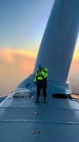 How im spending my 88days ☁️👩🏼‍🔧#windturbine #88daysfarmwork #88daysregionalwork #windturbinetechnician #girlsinconstruction #irishinoz #irishinaustralia #turbinetechnician #clouds 