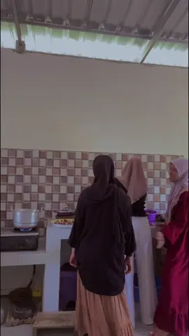 Dulu kita kumpul setiap pulang sekolah sampai lupa waktu, bikin acara setiap hari libur, sekarang kita kumpul kalau ada waktu, circle 2012 sampai sekarang 🫂🫶🏻 #CapCut #tmnsma #kapurung #bestiegoals #fyp 