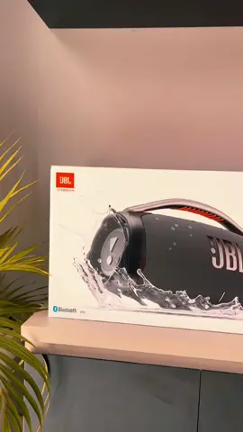 A icônica Boombox 3 se tornou uma poderosa caixa de som com um novo subwoofer que reproduz graves muito mais profundos e o potente JBL Original Pro Sound. 🔈💥😎 O novo sistema de 3 vias oferece maior sensibilidade do gabinete acústico melhorando a clareza e diminuindo a distorção dos graves para um incrível e completo espectro de áudio, não importando o quanto você aumente o volume! Utilize onde quiser! A JBL Boombox 3 é à prova de poeira e à prova d’água IP67, para que você possa levar seu alto-falante para qualquer lugar, faça chuva ou faça sol. Conecte até 2 aparelhos simultaneamente sem o uso de fios e utilize alternadamente, compartilhando os sons que você ama! 🔈🔊💥❤️‍🔥🤩 . . . . . #lojadeiphone #bombox3 #jbl #omelhorsom #loj #vaiprofycaramba #vaiprofyinferno👺🔪 #fyyyyyyyyyyyyyyyyyyy #amelhor 