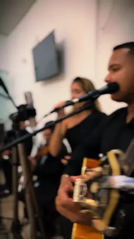 Musica escolhida para a entrada do noivo 🎶 #cantandoamor #musicaparacasamentos #casamentocatolico #casamentocristao #foideus #entradadonoivo #cantoradecasamento #edsonehudson  @edsonehudson 