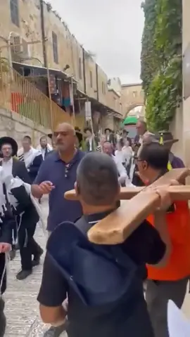 Israelenses cospem em peregrinos cristãos em Jerusalém. Da pra imaginar o que fazem com os muçulmanos.