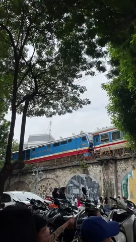 Tớ yêu mùa thu Hà Nội và tớ cũng yêu tớ 🍃🍃🫶🫶🫶 Các pác muốn có một chiếc view như này thì ngồi Phê La Hàng Cót nhớ 🎶 #duongtauphunghung #phelahangcot #muathuhanoi #fyp #xuhuong 