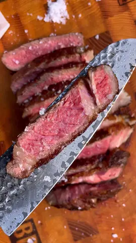 😱 Cooking on GLAS 🥩🔥 ¦ 𝕎ᵉʳᵇᵘⁿᶢ Da kommt Mal wirklich eine MEGA Innovation von @OUTDOORCHEF® GRILLS ! Das BLAZING GLAS. 🔥💪🏽 Die Vorteile von Infrarot Keramikbrenner werden genutzt und die Nachteile ausgemerzt!  KEIN FETTBRAND🔥 mehr und deutlich MEHR MÖGLICHKEITEN🙌🏼 auf dem Infrarot-Brenner zu grillen. Dazu noch verstellbar und in verschiedenen Größen erhältlich und damit für fast jeden Grill mit IR-Brenner geeignet! Ein tolles Teil! ❤️ ➡️ Habt ihr einen Infrarot Keramikbrenner? Wenn ja, wäre das was für euch ⁉️ ________________________________ #wagyu #steak #crust #juicy #outdoorchef #blazingglass 