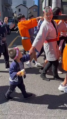 川口のお神輿の午前中は地元の中学生たちがたくさんいてみんな頑張ってて可愛かったわー♡ 若いっていいね😊 #お神輿 #川口 