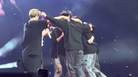 The hug that ended Fate's world tour 🥰 You guys did so well ❤️❤️ #enhypen #enhypenedit #엔하이픈 #jungwon #heeseung #jay #jake #sunghoon #sunoo #niki #fateworldtour #fateinchicago 