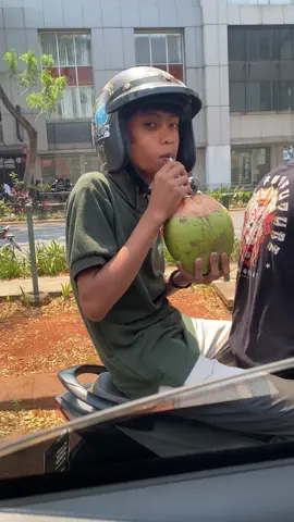 Panas panas gini ngeliat mas - mas minum es kelapa kasian bgt 😭 punya minuman tapi nggak ada makanan nya 🤣. Mumpung lagi ngeborong paket boneless di @ayambebekangsa.masakdikuali, sekalian aku bagiin aja deh 🤤🥰 📍Jl.Ruko Jalur Sutera Kav.29A, Jl.Alam No.57, Alam Sutera 📍 Rame-Rame Food Carnival Lt.2 Tangcity Mall 📍Food Avenue Lt.1 Lippo Mall Puri #ayambebekangsamasakdikuali #paketboneless #boneless #comedy #lucu #videomasaklucu #cemilan #masakmasak #doyanmasak #masakapahariini #reseppraktis #anekamasakan #hobimasakid #pesonakuliner #resepjajanan #resepmasakannusantara #idemasak #kumpulanresepmasak #sukamasak #makanpedas #resepmommies #masakenak #caramasak #resepfavorit #masakan #resepmasakibu #fotomasak #alamsutera 