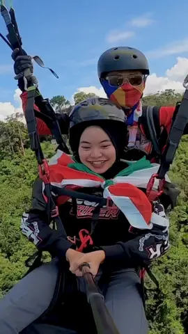 asyik fly atas seat moto je , harini kita fly betul2 . tenang sangat 🥰 #legacyrider #wanyellish #kkbparaglidingpark滑翔伞 
