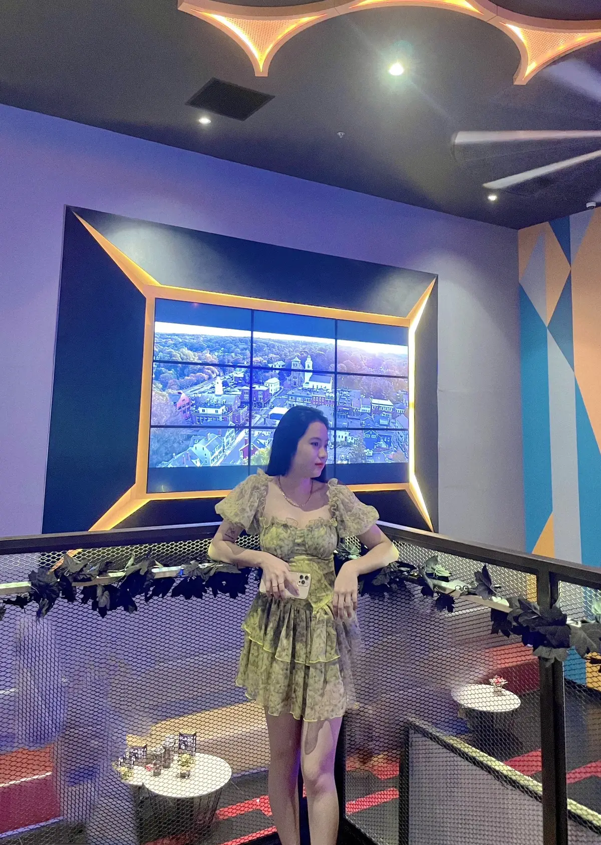 - Người ta biết mặt em, biết tên em nhưng không thể biết được câu chuyện của em.  Người ta nhìn con đường em đi nhưng không biết cuộc sống mà em phải sống. Thế nên, đừng bao giờ bảo em phải thế này, thế kia thì mới đúng.