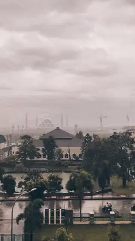 Bandung hari ini. Bandung yang aku tunggu bersama dengan kenangannya yang aku rindu🌧  🎥 Video by : ig/myr.aditya #rindu #galau #mendung #rintik #sendu #hujan #bandungtimur #bandung 