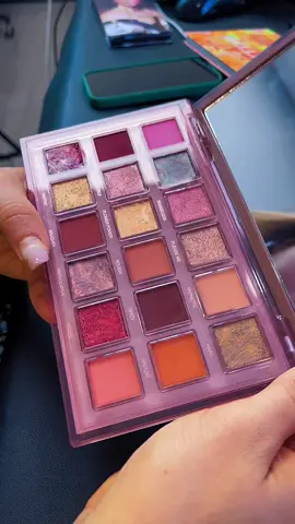 An eyeshadow palette with golden and glitter colors!#eyemakeup #eyeshadow #makeuptutorial #highlighter #glitter #fypシ 