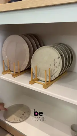 Solução prática para organizar sua cozinha. Este organizador em bambu com espaço para 6 pratos é o toque final que sua cozinha merece.  #Organizacaocomelegancia #CozinhaOrganizada #BambuSustentável 