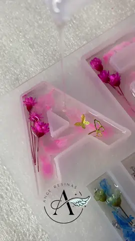 Produção dos nossos chaveiros de letra✨ #arteemresina #ArtesanatoNoTikTok #coisasderesina #resinart #CoisasFeitasAMão #resinaepoxi #ArteEmResina #presentefeitoamão #moldesdesilicona #eternizandomomentos #chaveiroletra #chaveiroletraresina 