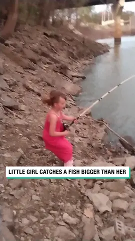 Little girl catches a fish bigger than her 😱 🎥 Viralhog