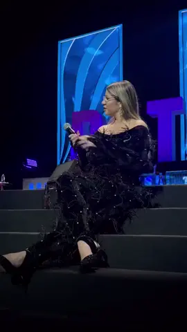 Simplesmente Marília Mendonça cantando 