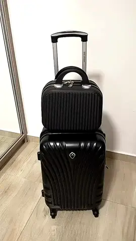 Kit De Mala De Bordo + Frasqueira, Alto Qualidade, Rodinhas 360 Adquira este produto aqui: ********** https://shope.ee/B2cEb7Q3O ********** Apresentamos o Kit de Mala de Bordo + Frasqueira, a escolha perfeita para viajantes que valorizam qualidade, praticidade e estilo. Alta Qualidade e Durabilidade: Fabricado com material ABS resistente, este kit é projetado para resistir ao desgaste das viagens e durar por muitos anos. Mala de Bordo com 10 Kg: A mala de bordo padrão é leve, com um peso máximo de 10 kg, permitindo que você leve o essencial sem se preocupar com excesso de peso. Rodinhas Giratórias 360 Graus: As rodinhas giratórias tornam a locomoção no aeroporto e em outros locais uma tarefa fácil. Você pode mover sua bagagem suavemente em qualquer direção. Tamanhos Versáteis: Disponível nos tamanhos de 17, 18, 19, 20 e 21 polegadas, você pode escolher o tamanho que melhor atende às suas necessidades de viagem. Cadeado para Bloqueio e Segurança Universal: Mantenha seus pertences seguros com o cadeado incluído. Ele oferece uma camada extra de segurança para sua paz de espírito. Viaje com Conforto e Estilo: Com o Kit de Mala de Bordo + Frasqueira, suas viagens serão mais convenientes e elegantes do que nunca. Leve o que você precisa, com durabilidade e segurança garantidas. #MalaDeBordo, #Frasqueira, #AltaQualidade, #Rodinhas360, #Cadeado, #ABS, #KitDeViagem, #BagagemDeMão, #Conveniência, #ViagemComEstilo.
