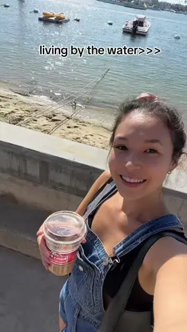 my aesthetic is walking by the water w/ an iced oat vanilla latte in hand🫶🏻😌🌊 #livingbythebeach #beachwalk #walksalongthebeach #coffeewalk #beachandcoffee #balboaisland #OOTD #casualoutfits #overalloutfit #outfitinspo #fyp 