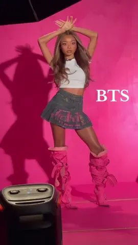 IT GIRL @Skai Jackson 🥰 #itgirl #bts #pink #makeupartist 