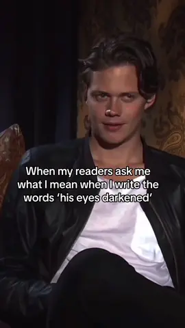 #billskarsgård demonstrating for me 📖 ✍🏻 #BookTok #writer #hiseyesdarkened #tumblr #bookgirl 