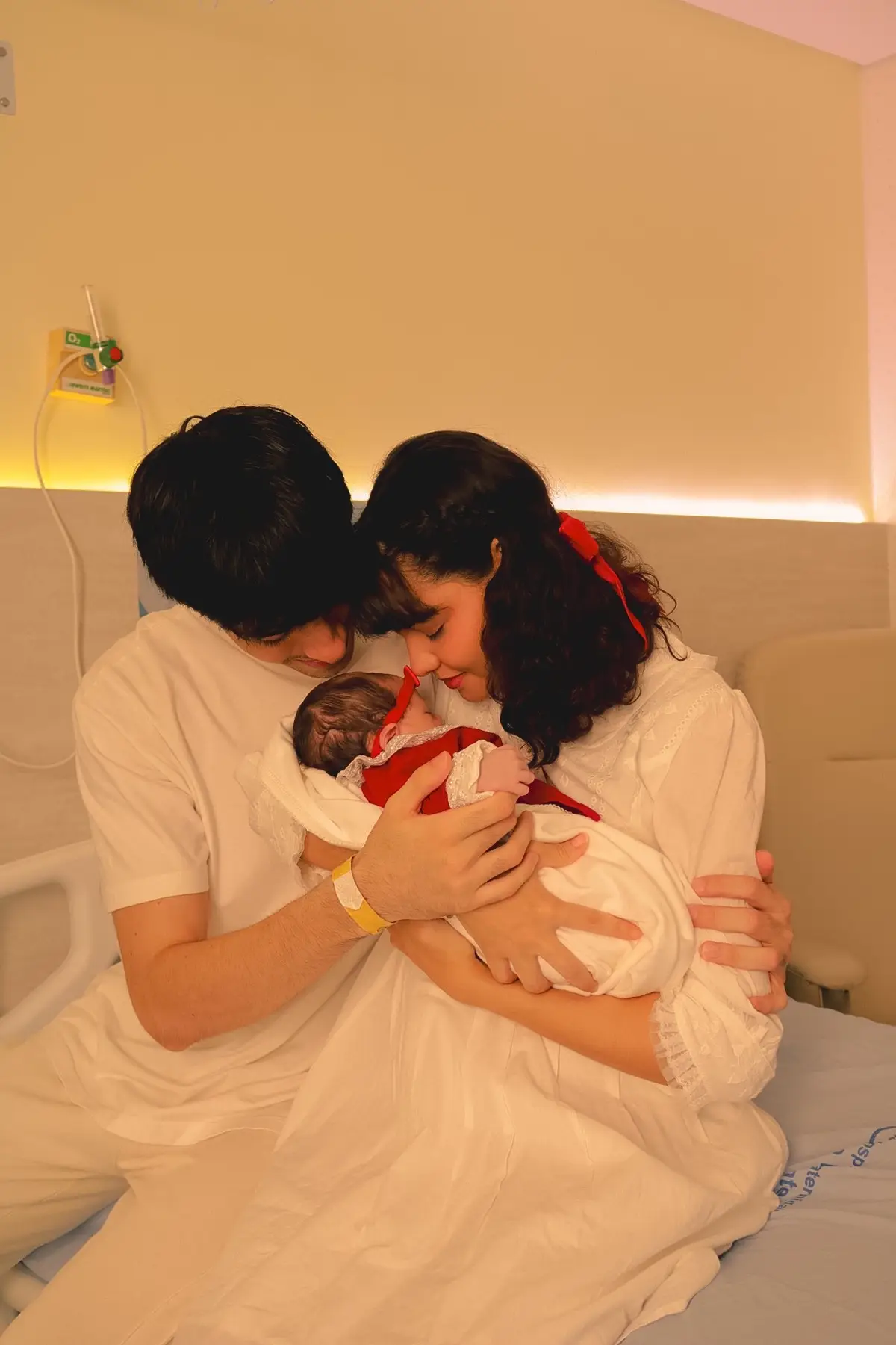 Foram 18 horas de trabalho de parto.  Deus nos deu tanta força, mais uma vez se mostrou presente na vida da nossa família. Uma nova página em nossas vidas. #casal #maedeprimeiraviagem 