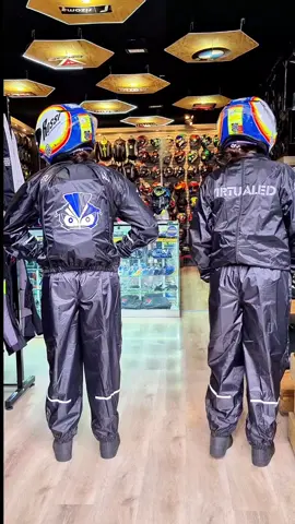TE PRESENTAMOS NUESTRO NUEVO IMPERMEABLE TIPO SUDADERA 🔥 CON CIERRE EXPANDIBLE EN LA PARTE DE LA ESPALDA PARA CARGAR TU MALETA CON TRANQUILIDAD 🌧🌧 💲180.00 💎 Visitanos 📍🤗 Somos Virtualed lujos y accesorios  Sede Principal,Bogota🏁 📍calle 63 #103A 32 Engativa Whatsapp 📱 3133783101 . . . . . . . #impermeable #moto #motorcycle #motos #lluvia #lluviasfuertes #ns200 #yamaha #suzuki #pulsar #dominar400 #kawasaki #honda #akt 