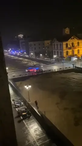 situazione a #rapallo ⚠️ se siete in quella zona fate attenzione.⛈ #allagamenti #temporali #tempesta #weather #meteo #clima #fallweather  #rainyweather  #autumnweather #maltempo #severeweather #raindrops #rainyday #tropicalstorm #extremeinstability #thundernstorm #liguria #genova #alluvione 