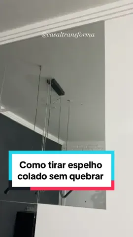 Envia pra amiga que colou um espelho na parede e cai se mudar 🤌🏼    Quebrar o espelho pra tirar da parede não faz sentido, ir embora e deixar na casa antiga também não .   Pra soltar o espelho você precisa apenas de uma tira de fita de borda de Eva ou um arame grosso que você consiga segurar e fazer movimento de vai e vem 😉   SALVA pra consultar a quando precisar 🫰🏼   #espelho #parededeespelho #espelhocolado #espelhosdecorativos #espelhado #espelhodavida 