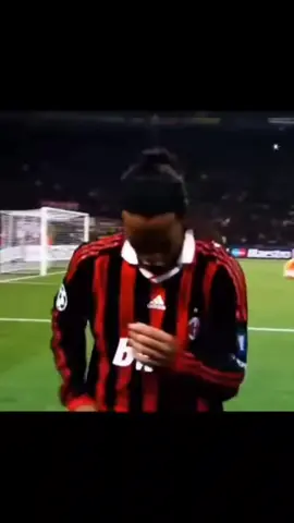 Has bajado mucho quédate a ver 4 minutos de Ronaldinho humillando a sus rivales 🥶 #ronaldinho #r10 #brazil #milan #mago #jogobonito
