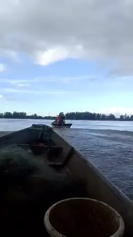 Alhamdulillah,ngam2 sampai Kuala ribut pun sampai. Ada time kita tunda orang , ada time orang tunda kita itulah adat resam orang kelaut. #nelayankelantan #nelayankg #baratlaut 