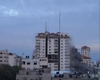 pesawat tempur israel menghancurkan sebuah bangunan tempat tinggal di tengah kota gaza.. #freepalestine🇵🇸❤️ #palestine  video di ambil dari IG.motaz_azaiza