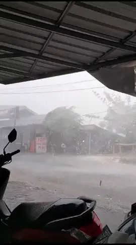Masya Allah sekali nya di kasih hujan gini #hujan🌧️ #hujanangin #viralvideo #badai 