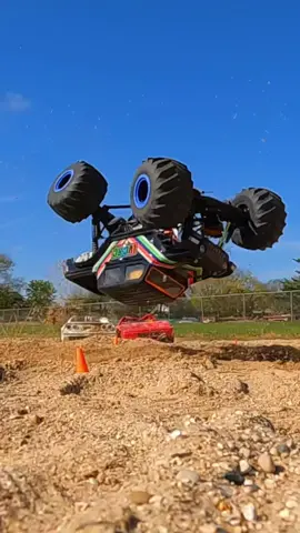 Both directions! 🤘 #LVCRC #Losi #LosiLMT #HorizonHobby #GensAce #MonsterJam #monstertrucks #4x4 #offroad #Jeep #RC #RCcar #car #truck
