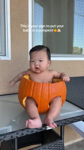 DIDNT THINK HE COULD GET ANY CUTER 😭🎃👼🏻 hurry and do this before October is over! #pumpkin #pumpkincarving #fallactivities #fallcrafts #pumpkincrafts #babyinpumpkin 