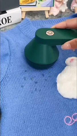 Rechargeable lint remover #fyp #homefinds #homeimprovements #gadgets #amazonfinds #homehacks #lifetips 