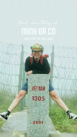Trekking cột mốc 1305 - Bình Liêu Những ngày trẻ - tự do và lì lợm Tụi mình xuất phát lúc 5g30 sáng, lại đi vào đầu tuần nên gần 20km chạy xe máy trên cung đường tuần tra biên giới không một bóng người. Suốt 3 tiếng đồng hồ trek lên cột mốc 1305 cũng chỉ có 2 đứa con gái tụi mình. Thời tiết hôm đó sương mù trắng xoá, tầm nhìn xa chưa tới 5m. Tụi mình như những đứa trẻ trong sương, mò mẫm đi cũng chẳng biết bao giờ tới mốc. Cũng vài lần bạn đồng hành có ý định bỏ cuộc. Mình đã sợ, rất sợ, hoang mang nhưng cũng vô cùng tự hào. Thực ra khung cảnh ở cột mốc không đẹp, mình cũng chẳng tìm kiếm sự hùng vĩ nào ở đó. Chỉ là mình biết tuổi trẻ của mình nhất định sẽ rất đẹp khi mình quyết chinh phục cho bằng được cái đích đến ấy, nên dù trong lòng ngổn ngang niềm sợ hãi, đôi chân mình vẫn lì lợm bước tiếp ❤️ #binhlieu #binhlieuquangninh #cotmoc1305 
