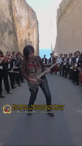 Permainan luar biasa para musisi legendaris God Bless. Ian Antono pada gitar,Donny Fattah pada Bass, Abadi Soesman pada Keyboard serta Fajar Satritama. Berkolaborasi dengan Tohpati & Czech Symphony Orchestra ketika memainkan lagu : MUSISI ciptaan Donny Fatah.#republikmusik #godbless #ahmadalbar #ianantono #musisi  God Bless Anthology 50th Years Anniversary with Tohpati & Czech Symphony Orchestra