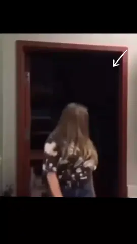 What could it be? #creepy #scared #scary #demon #realhorrortok #horrorvideos #paranormaltiktok #paranormalactivity #realscary #creepythings #possessed #fyp #foryoupage #foryou #fypage #perte #neiperte #portamineiperte #andiamoneiperte 