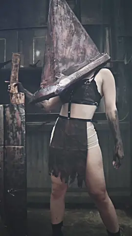 *walks menacingly* #pyramidhead #silenthill 