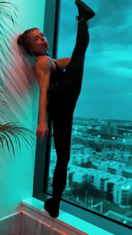 An edit from a video I took when I was a week out from the Tampa Pro, I was so tiny! 9 months of dieting😅 #flexibility #yoga #stretching #stretching #splits #CapCut 