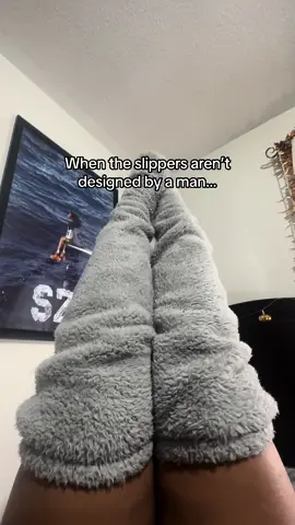 The fluffiest, prettiest and comfiest ever 🤍🧦 #fuzzysocks #comfystyle #coldfeet 