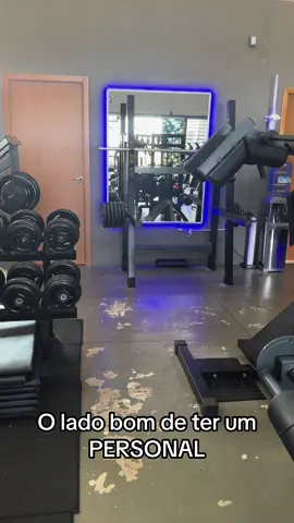 Alguma vantagem tinha que ter né? Eles acabam com a gente no treino, o mínimo é carregar tudo mesmo! 🤣 #gym #gymmotivation #academia #treino #meme #humor #comedia #humoracademia #viral #videoviral #maromba #gymlifestyle #shape #vidafitness #personaltrainer 