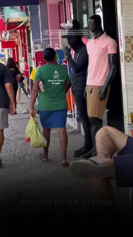 Na tarde ensolarada de Santa Inês-MA, enquanto um influenciador realizava a gravação de um vídeo na movimentada rua do comércio, uma pegadinha inusitada acabou deixando um idoso visivelmente incomodado. ➡️Siga no perfil na rede vizinha  #tiktoknotícias #news 
