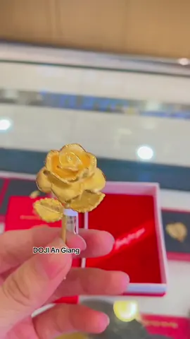 Tặng em 1nhánh hoa hồng (𝒗𝒂̀𝒏𝒈 24𝒌). Em sẽ đồng ý là bồ của anh ☺️ #dojiangiang #doji #vàng24k 