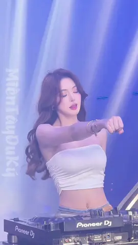 một mình cô đi lên thành đô #namviet #nhacvanghaynhat23 #xuhuongtiktok #girlchina #dance #dj