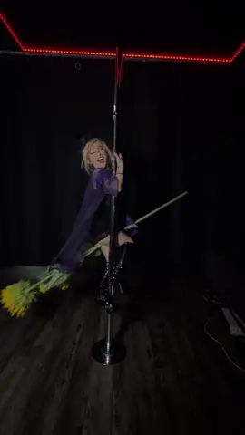 HOCUS POCUS!! WHAT KIND OF SPELLS DO YOU THINK I'M CASTING THIS HALLOWEEN?? #TINYTEXIE #HALLOWEEN #COSTUME #WITCH #SPELL #BROOM #FLY #POLE #Fitness #CUTE #Love #LITTLEPERSON #REELS
