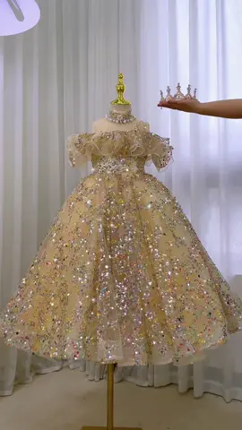 Shiny party gown#outongdress #yoliyolei #tulledress #babyboutique #fashion #christmas #christmasdress #kidsbelike #montheranddaughter🥰 #luxurydress #princessgown #princessdress 