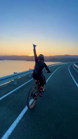 Ride or die 🤙🏼 An unreal end to a fun little arvo spin on the MTB trails at Hinze Dam 🫶🏼 #hinzedam #emtb #mtb #rideordie #sunsetride #fyp #foryou #foryoupage #ridetok #trekbikes #trekbike #aussiedestinationsunknown